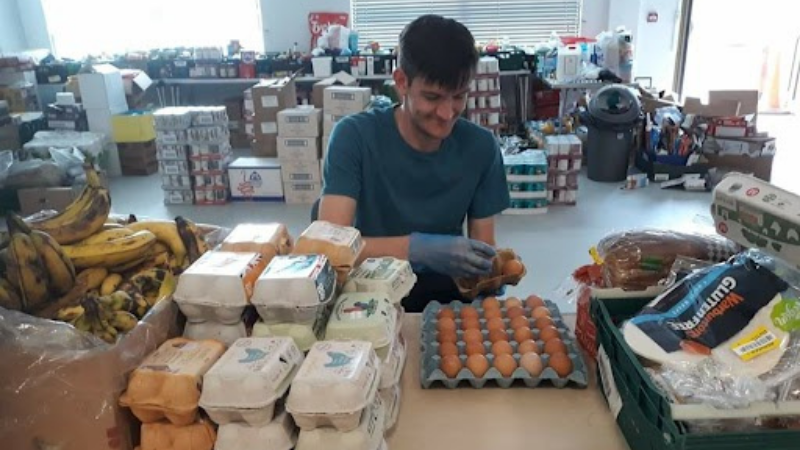 A student volunteering in a food bank 